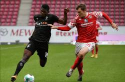 足球直播在线观看免费-多特蒙德客场战胜对手，提升球队士气