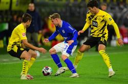 足球直播在线观看免费-足球场上烽火连天，球队实力不相上下的简单介绍